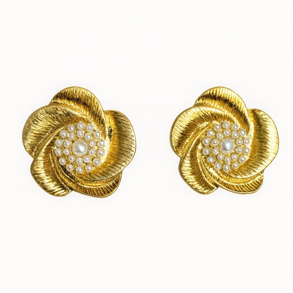 ⚜️ Elegant Gold and Pearl Flower Earrings